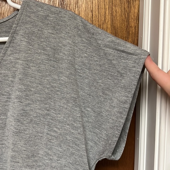 ◽️NINE WEST: Women’s size S, gray short sleeve v-neck, slightly cropped blouse◽️ - Picture 8 of 9